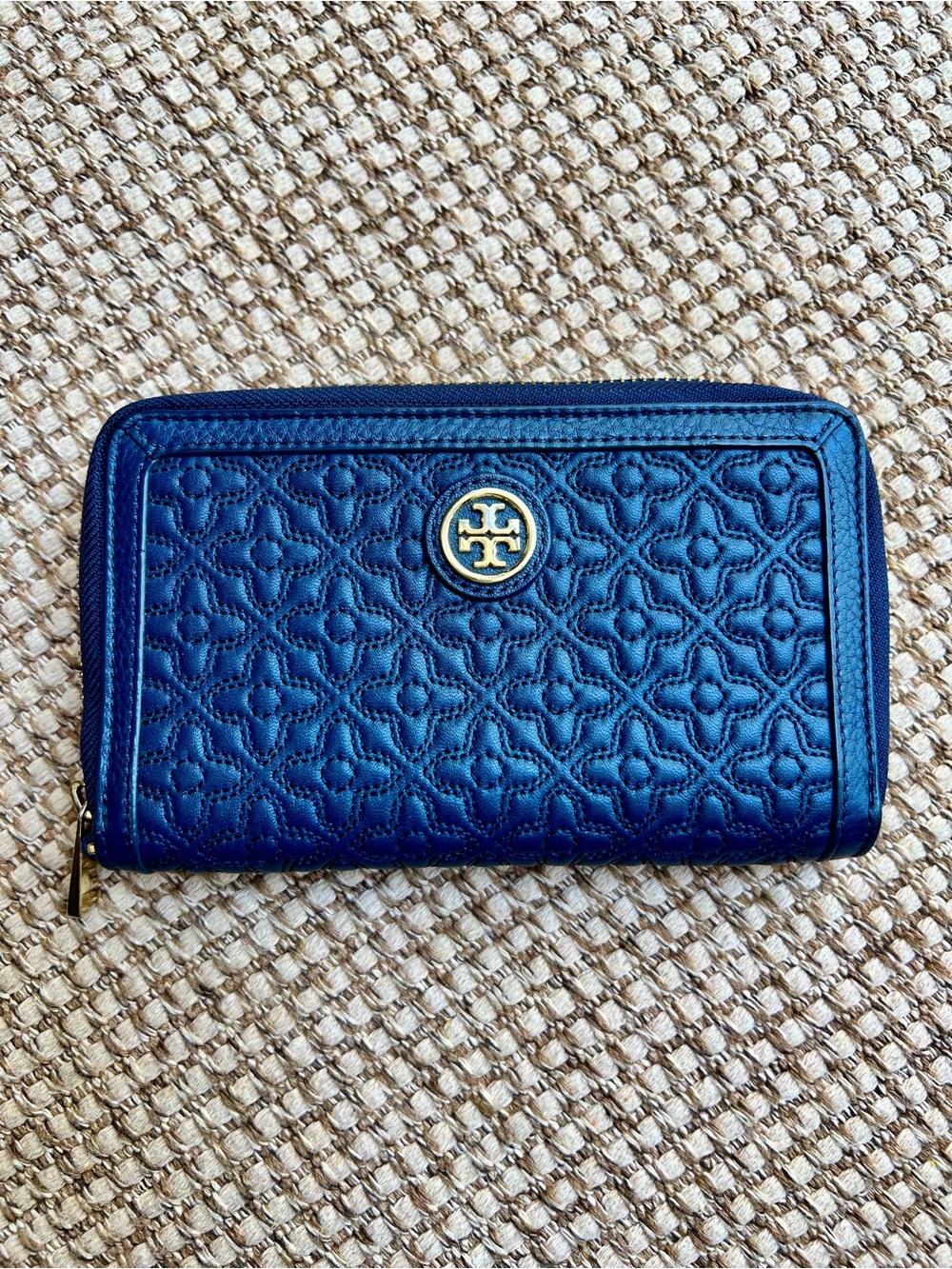 ⭐️Tory Burch Quilted Leather Zip-Around Wallet – Navy Blue